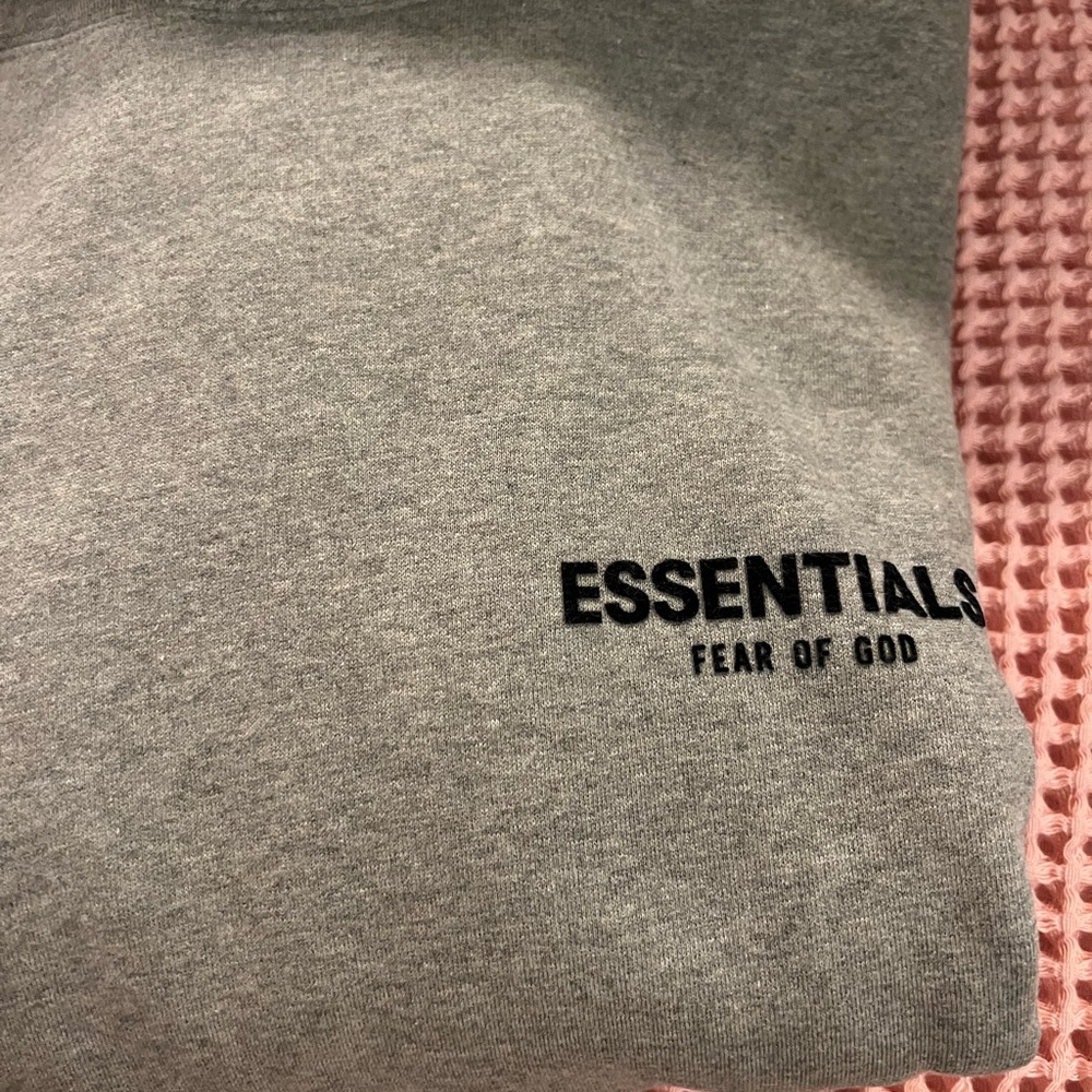 ESSENTIAL HOODIE
